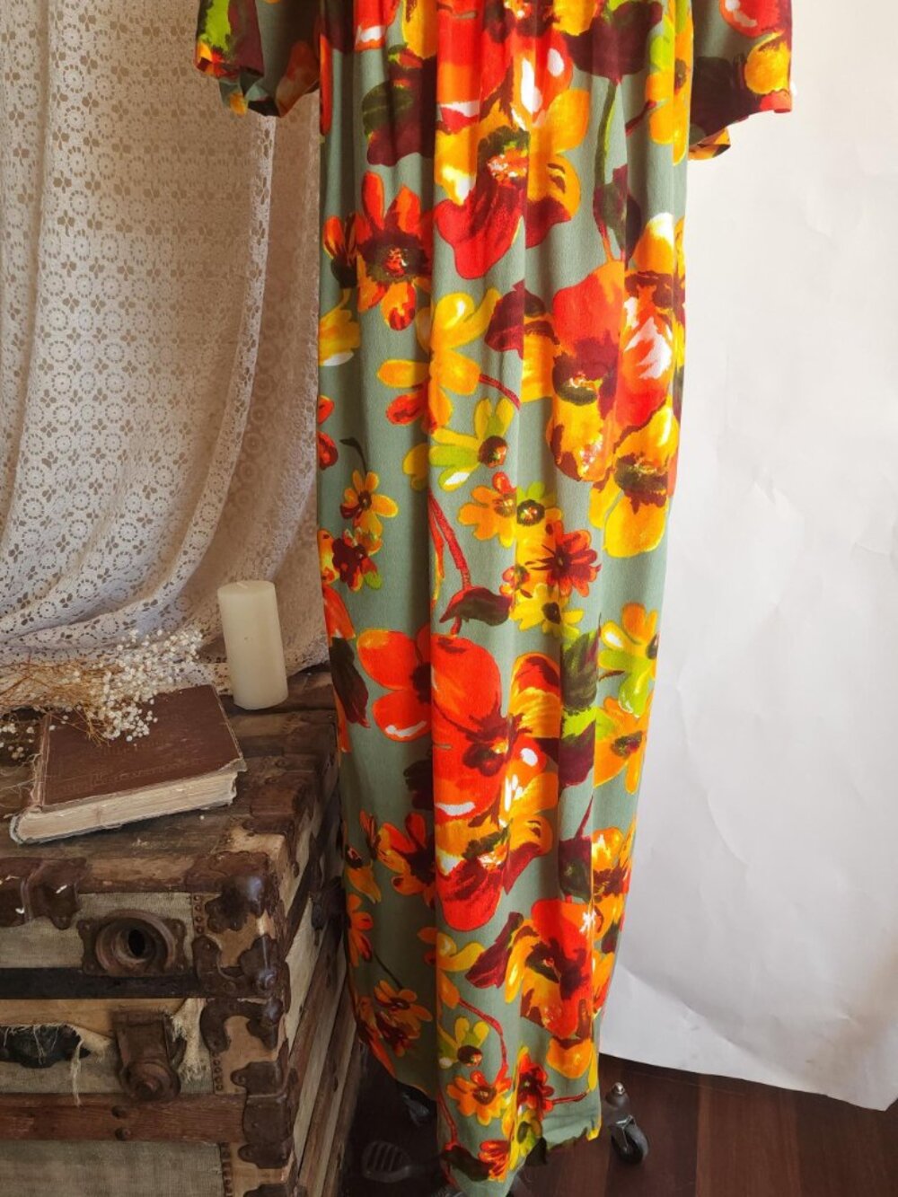 Vintage 1960s Dress with Pockets, Volup Tiki Style Hawaiian Floral Print Mumu in - Picture 13 of 13